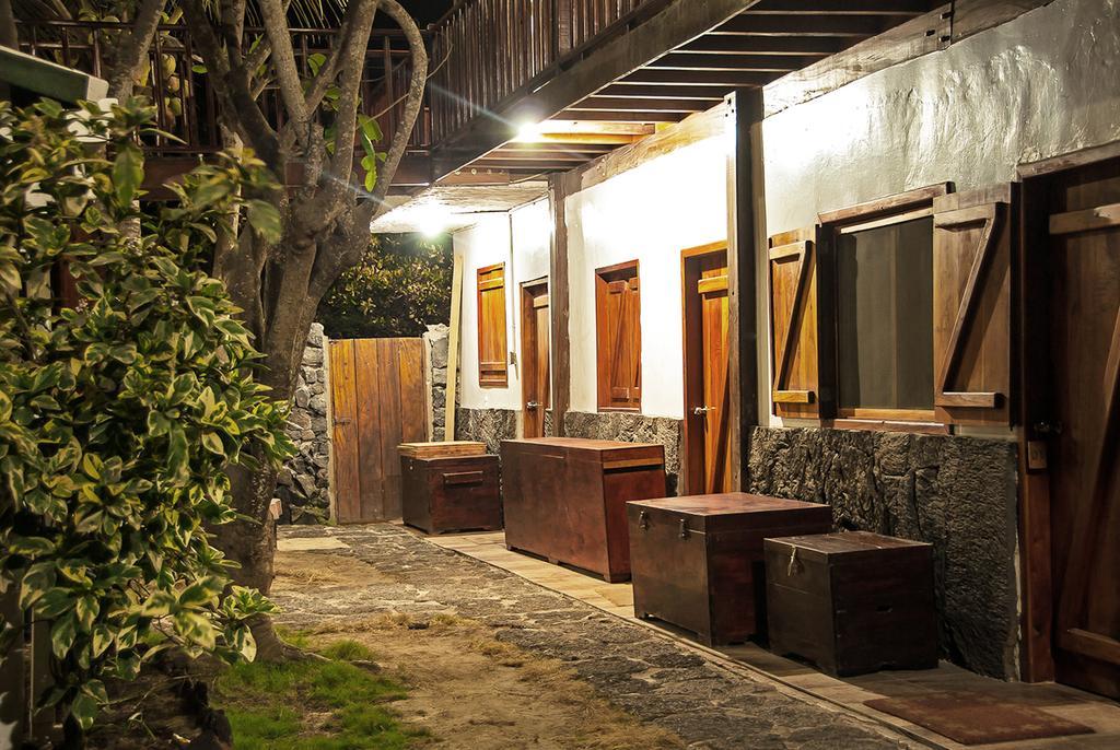 The Wooden House Hotel Puerto Villamil Exterior photo